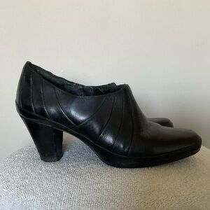 Clarks Black Leather Side Zip Ankle Booties With Pleat Detail Size 7.5M